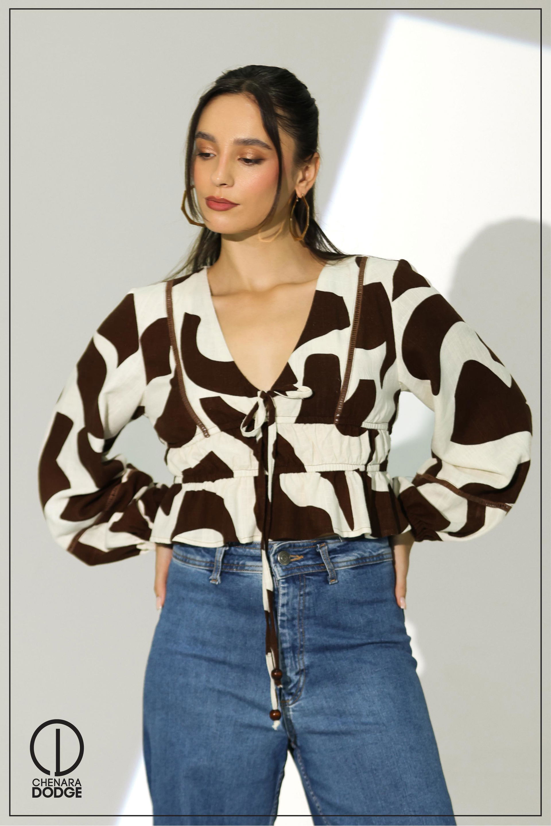 ELLE V NECK LACE DETAILED TOP