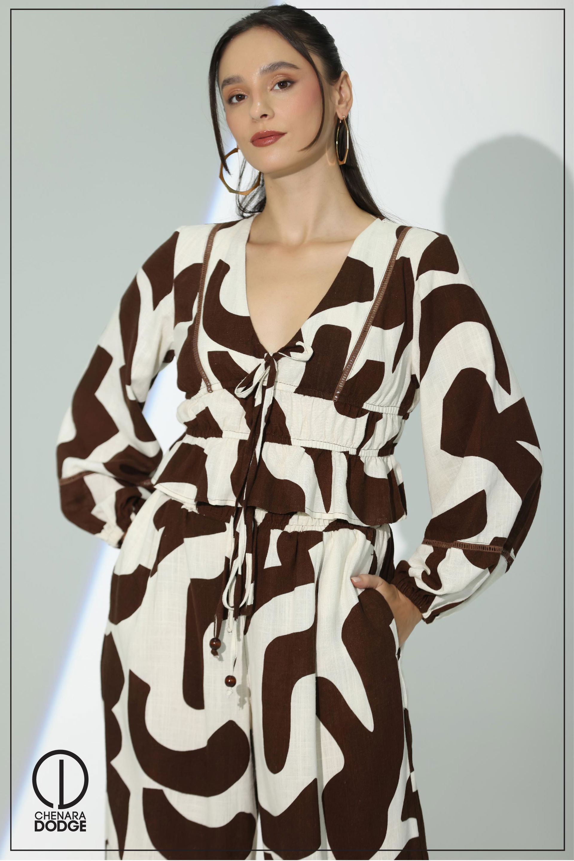 ELLE V NECK LACE DETAILED TOP