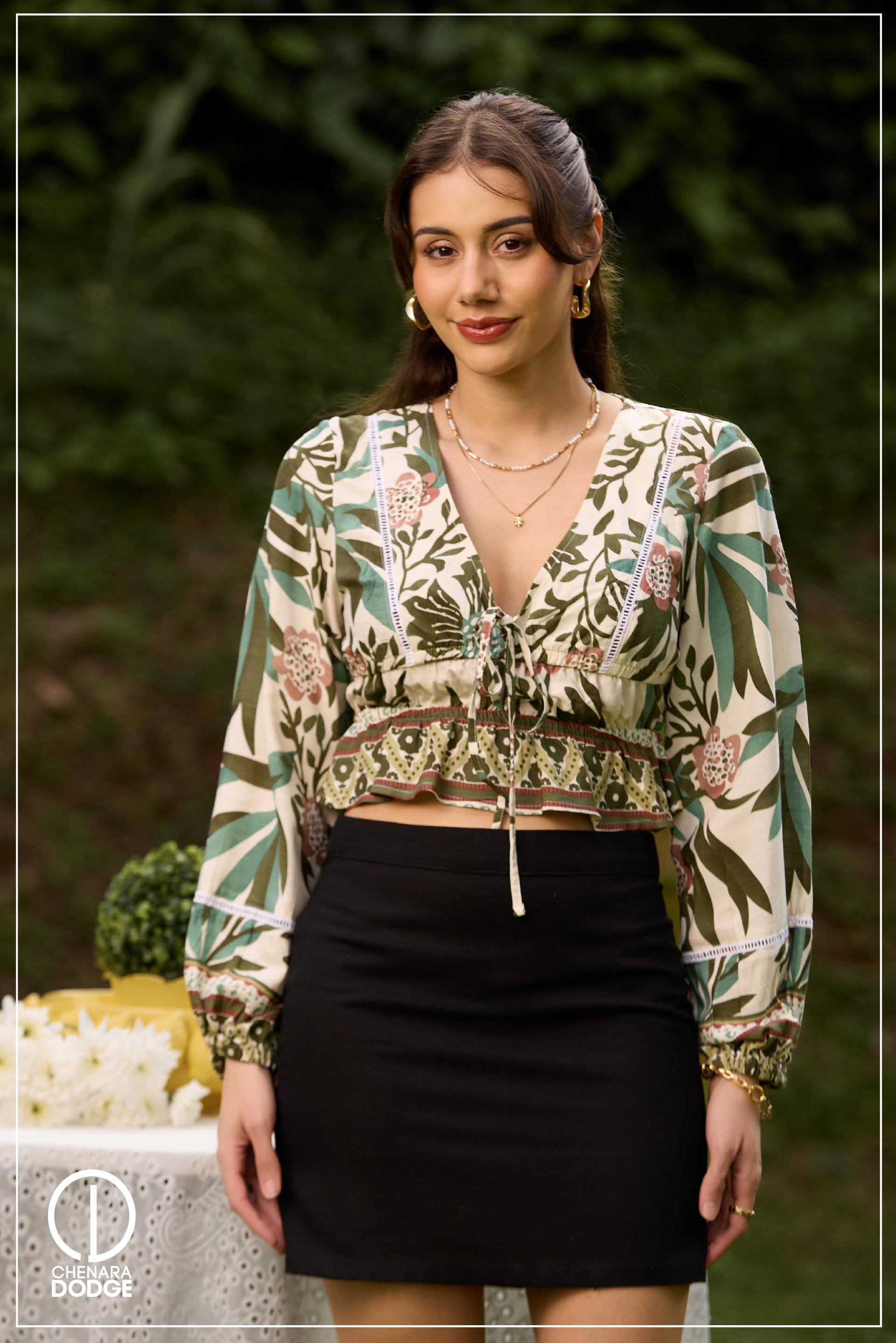 ELLE V NECK LACE DETAILED TOP