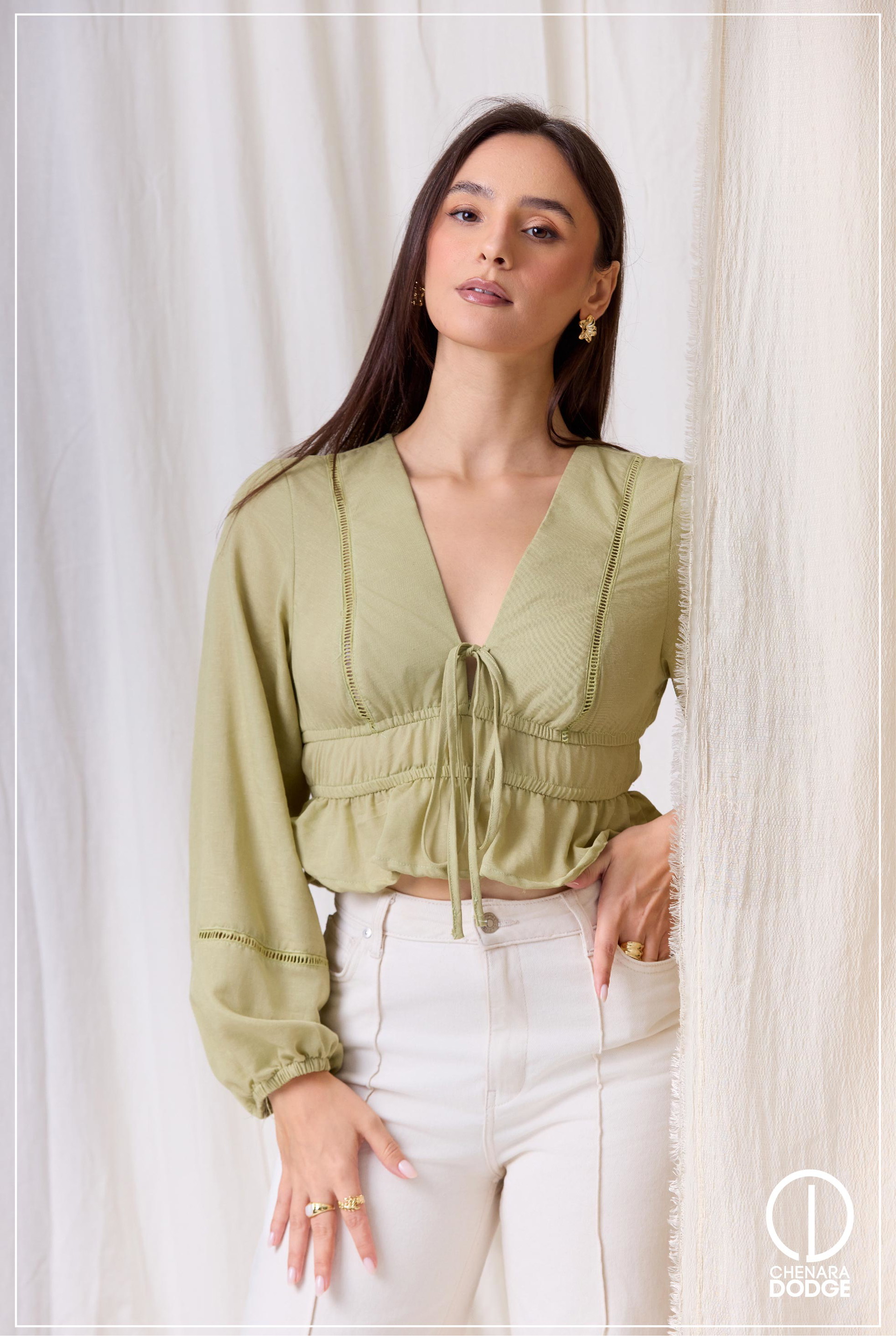 ELLE V NECK LACE DETAILED TOP