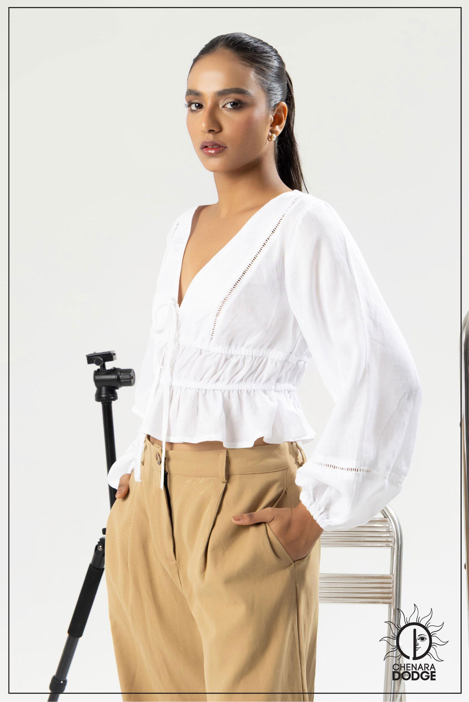 ELLE V NECK LACE DETAILED TOP