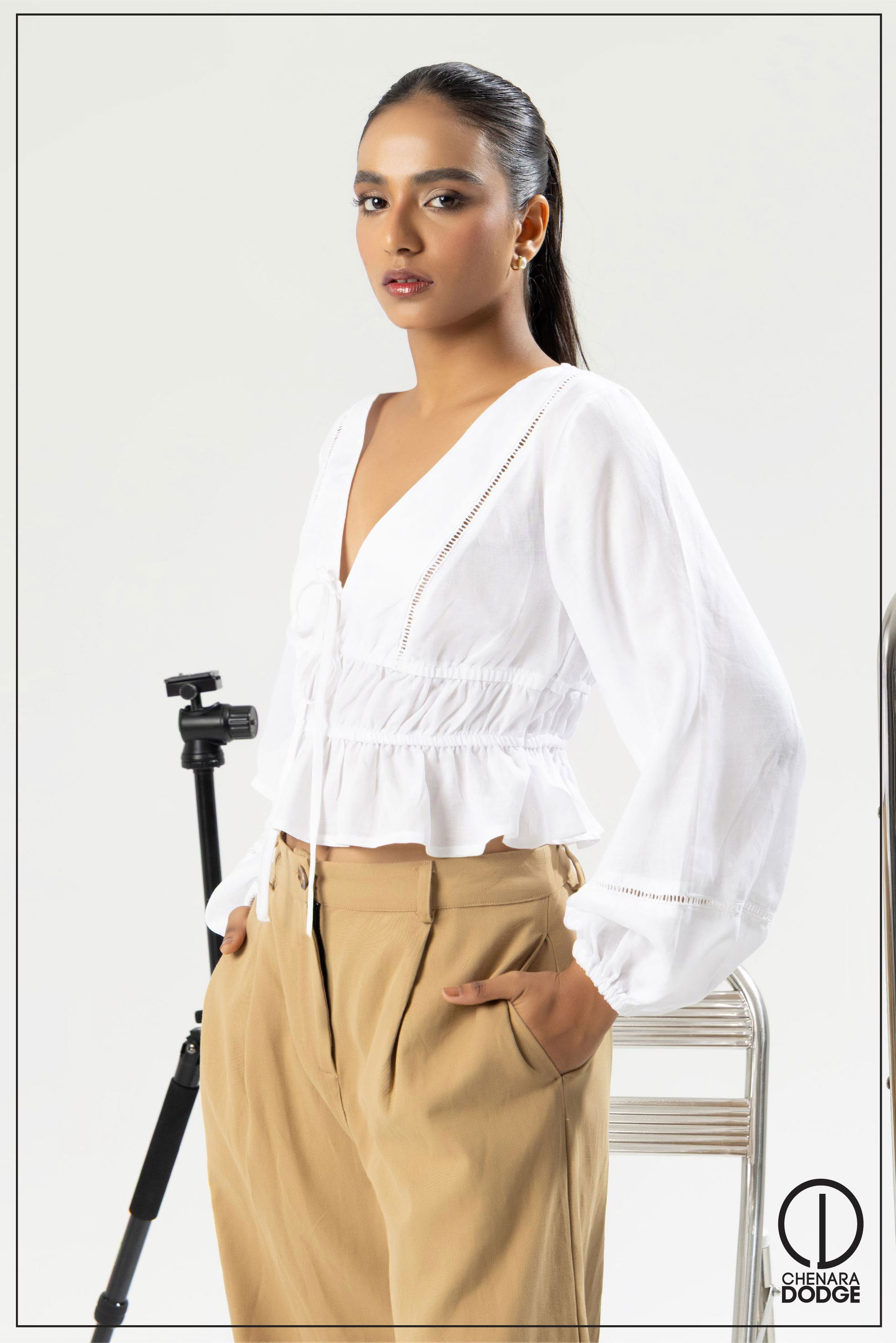 ELLE V NECK LACE DETAILED TOP