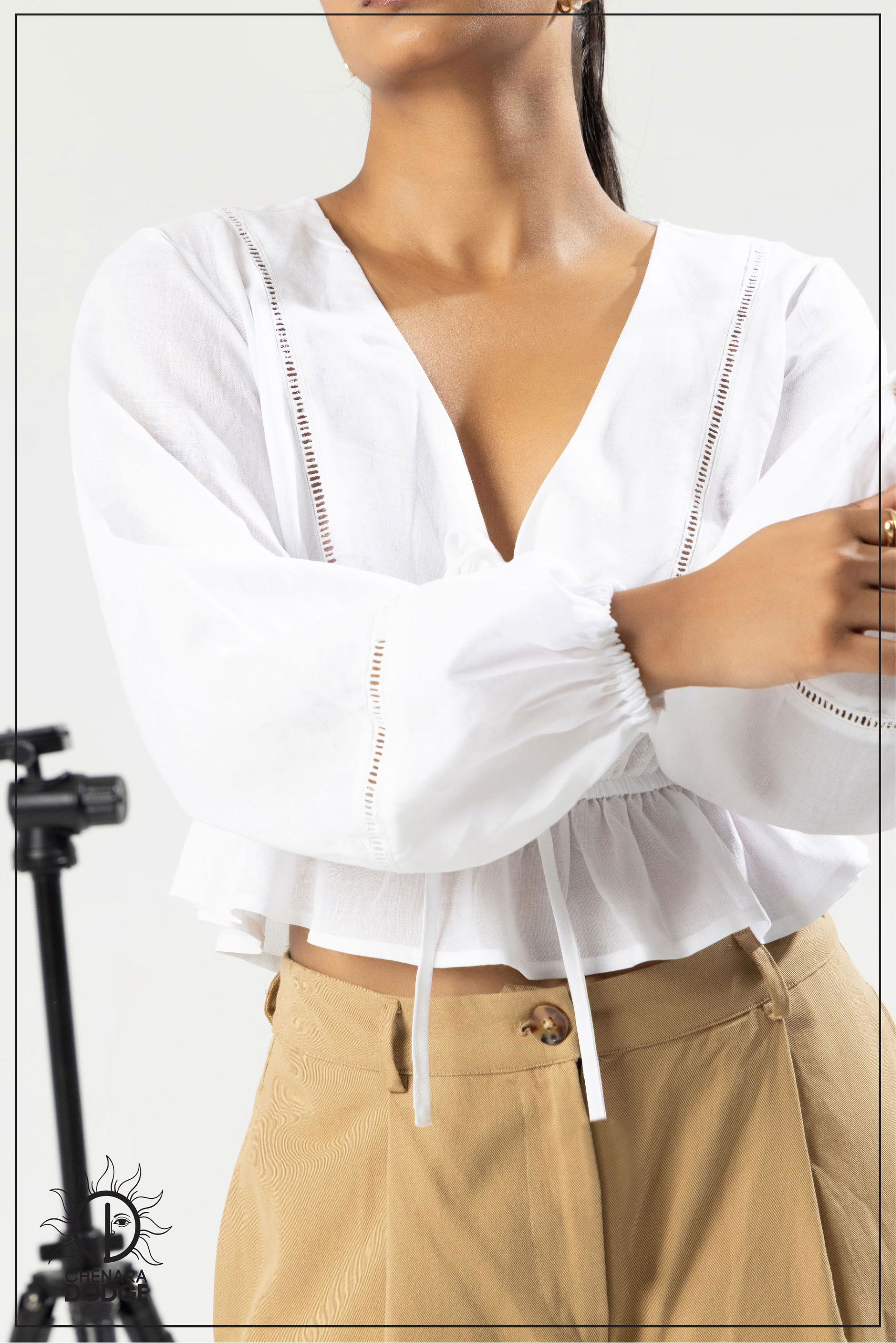 ELLE V NECK LACE DETAILED TOP