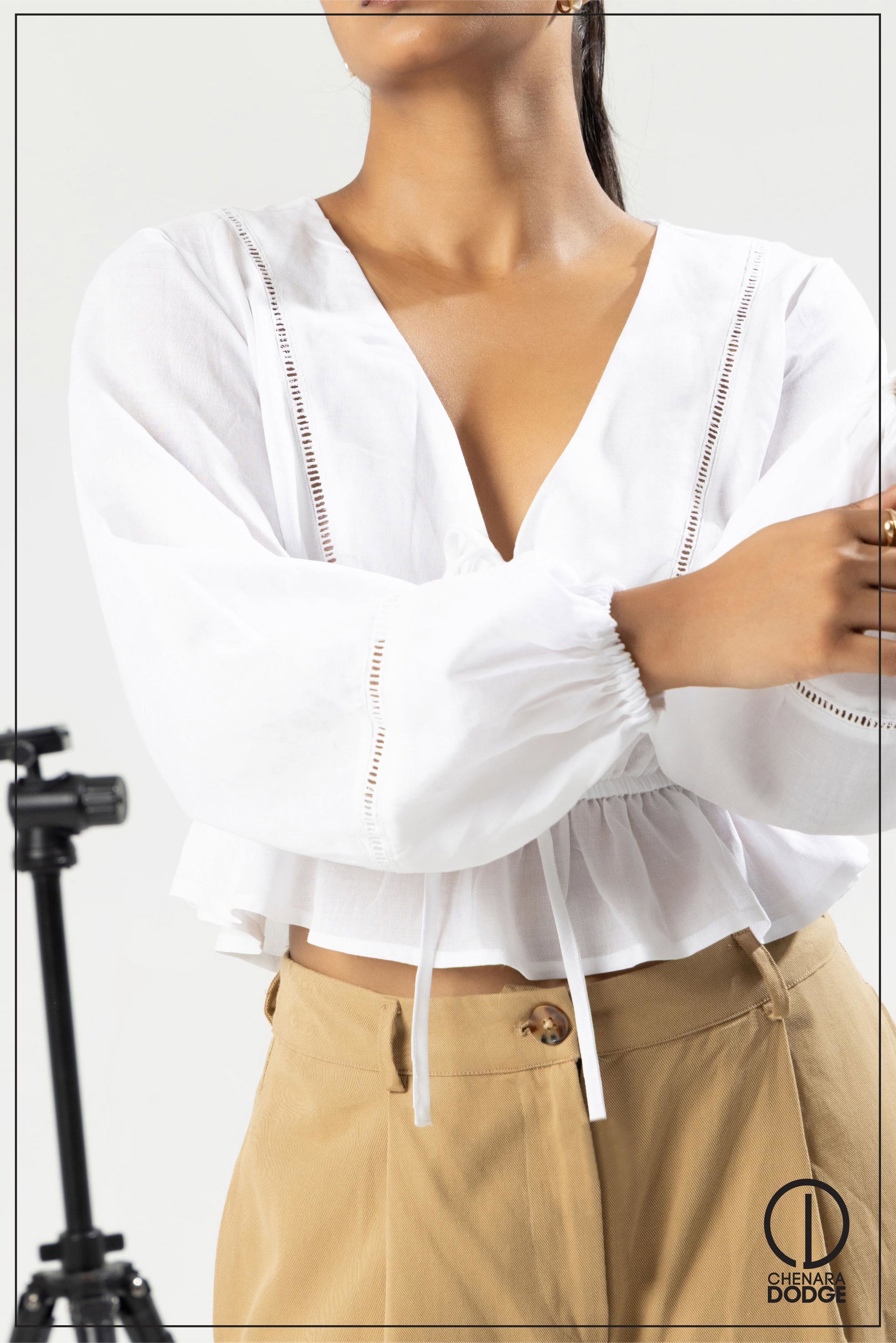 ELLE V NECK LACE DETAILED TOP
