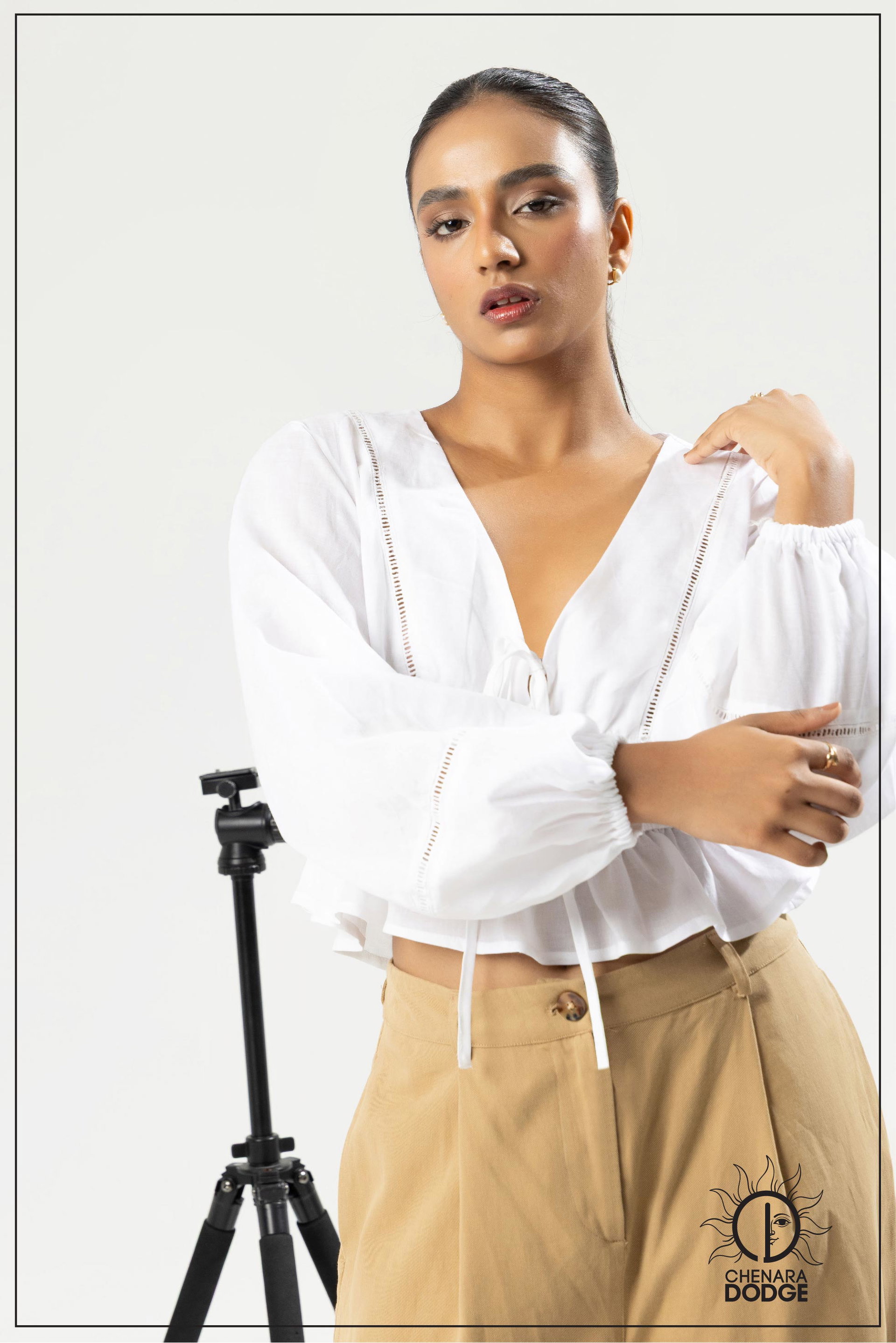 ELLE V NECK LACE DETAILED TOP