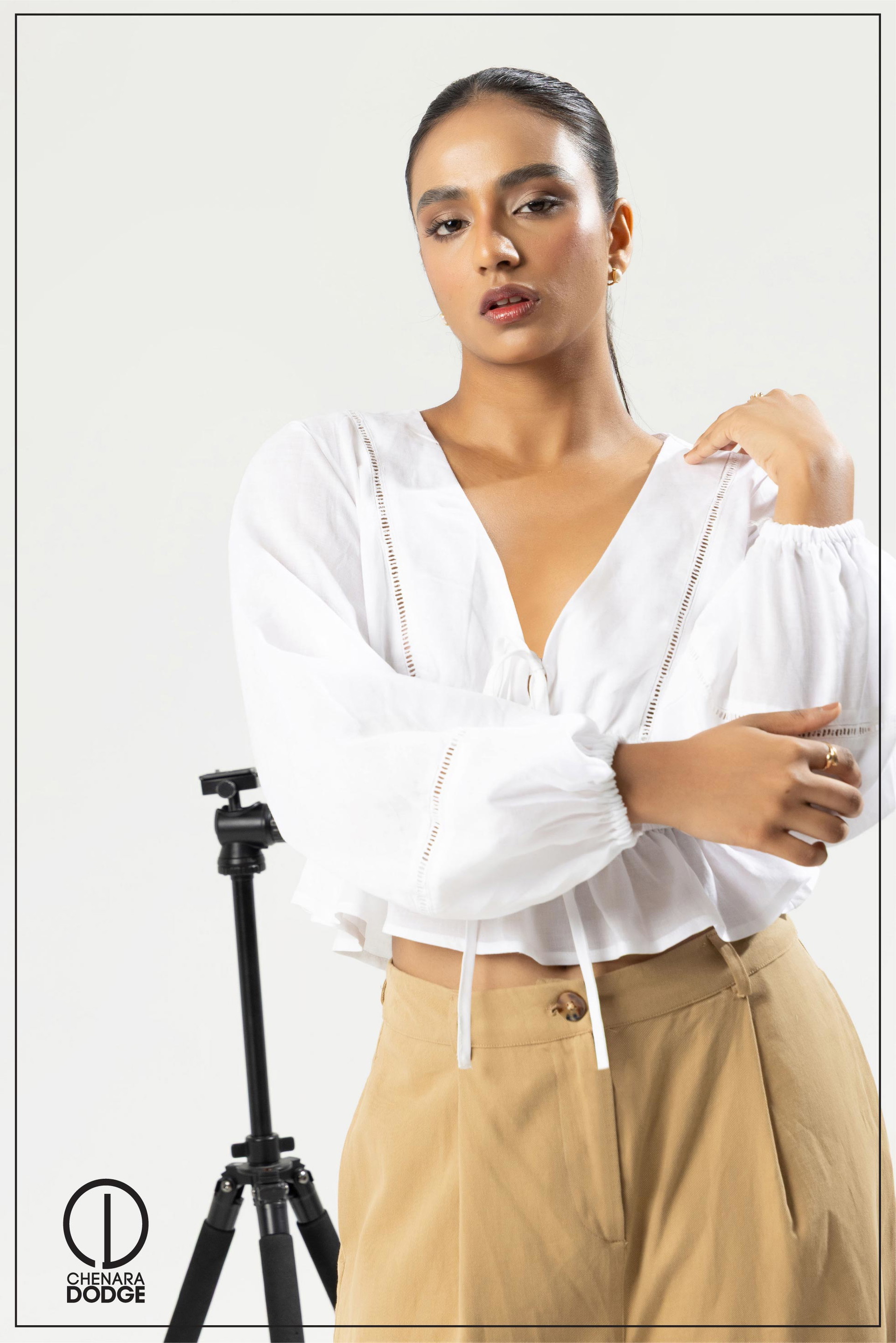 ELLE V NECK LACE DETAILED TOP