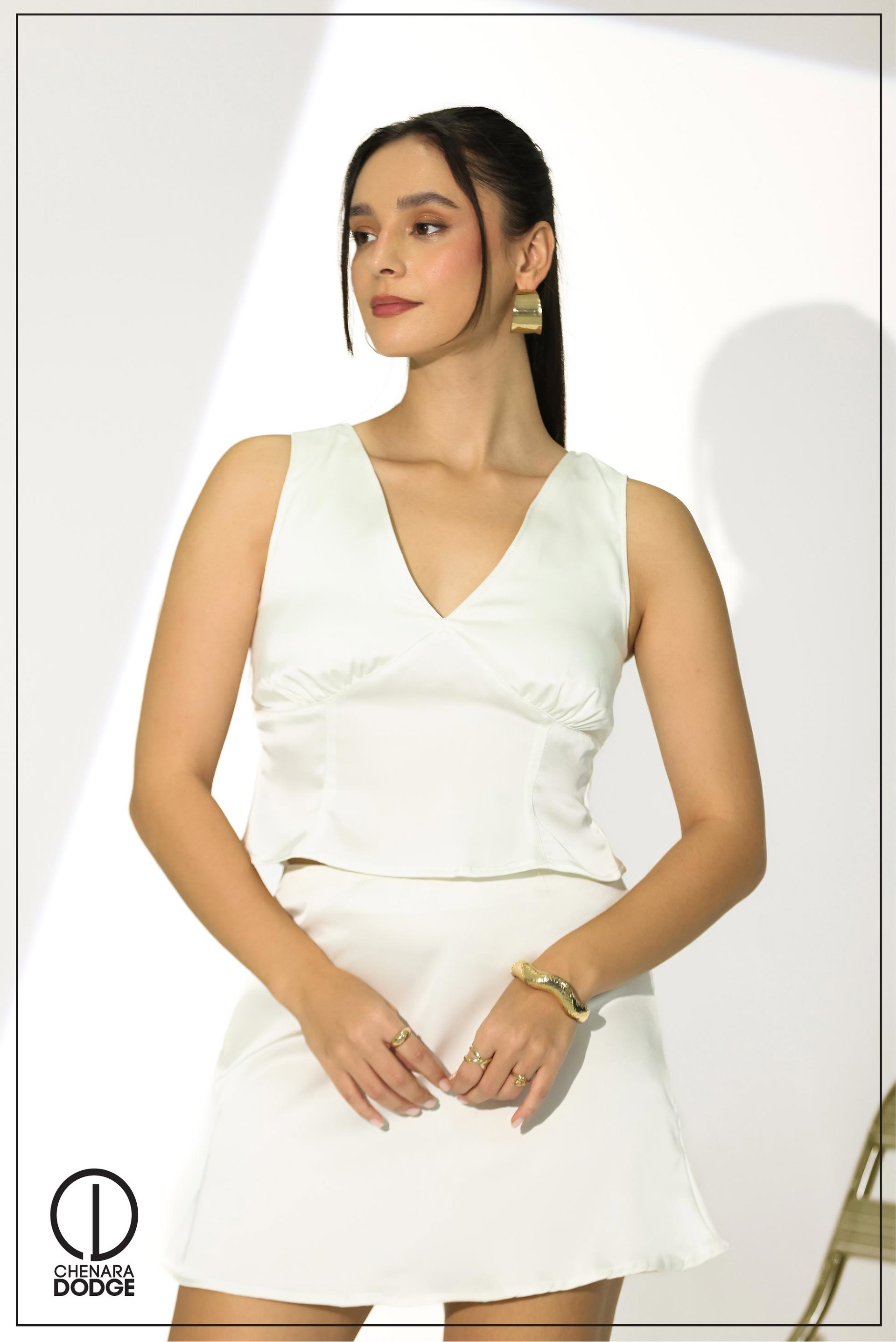 SELENE V NECK LACE DETAILED TOP